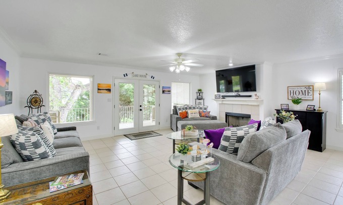 Hot Springs Condo | Lakefront Hot Springs Condo w/Balcony & Fireplace