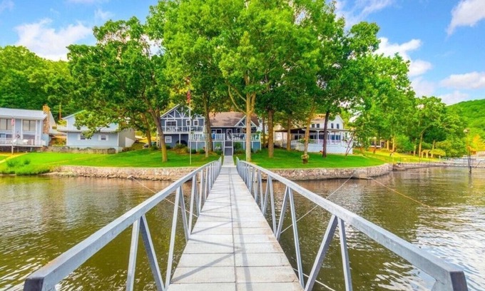 Sunrise Beach House | Lakefront House in Cove - minutes away from Bare Bottoms and Captain Ron's