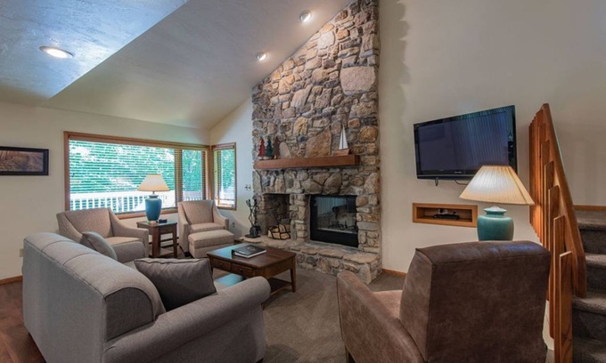 Baileys Harbor Condo | Lakefront Living: 2BR Condo with Fireplace & Hot Tub at The Rushes