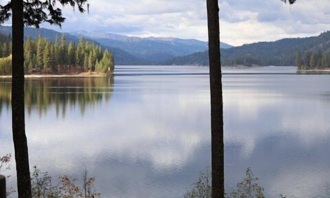 McCall House | LAKEFRONT LOG CABIN WITH BEACH ACCESS AND BOAT SLIP