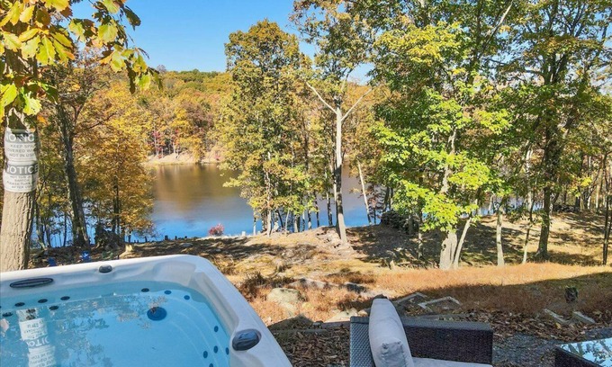 East Stroudsburg House | Lakefront Luxury Retreat w/Hot Tub, Sauna, Jacuzzi, Kayaks & Fishing
