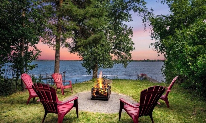 Greater Napanee House | Lakefront "Luxury" Fully Equipped Cottage with game room & deck.