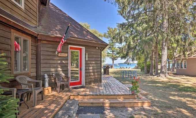 Suttons Bay Cottage | Lakefront 'Manitou Cottage' < 1 Mi to Downtown!