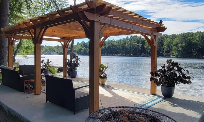 Hollis House | Lakefront Nature Getaway - Wood fired Cedar Sauna