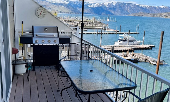 Chelan House | Lakefront Paradise- Walk to Town, Views, Private Beach, Lakeside