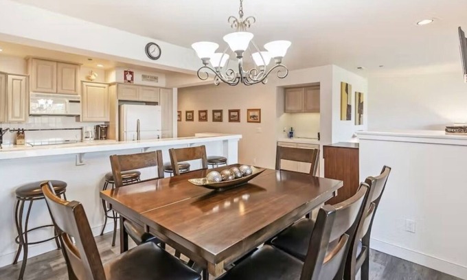 Coeur d'Alene Condo | Lakefront property with pool and panoramic views!