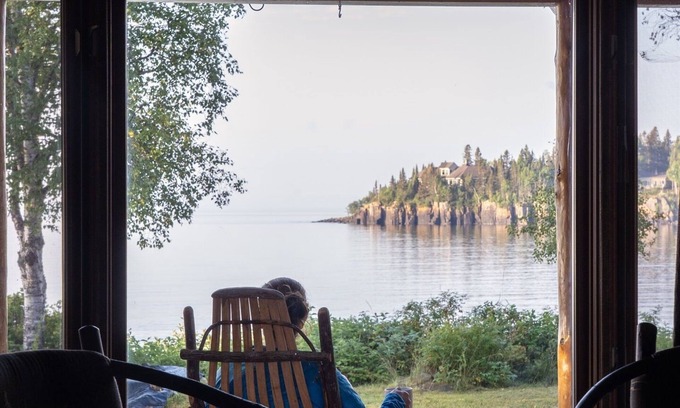 Hovland House | Lakefront retreat, river/wood fireplace/hot tub