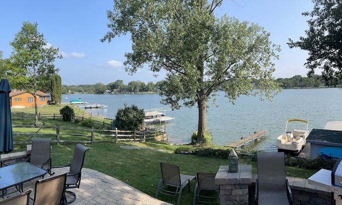 Lake Shangrila House | Lakefront Retreat Sleeps 12 – Hot Tub, Boat, Kayaks, Pet Friendly, Wilmot Ski