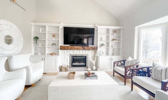 Holcomb House | Lakefront Retreat with Breathtaking Views!