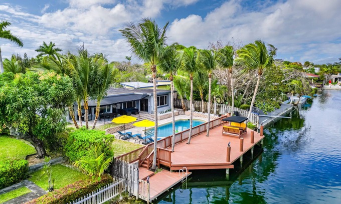 Poinsettia Heights House | Lakefront Villa Heated Pool 6-mins to the Beachnn