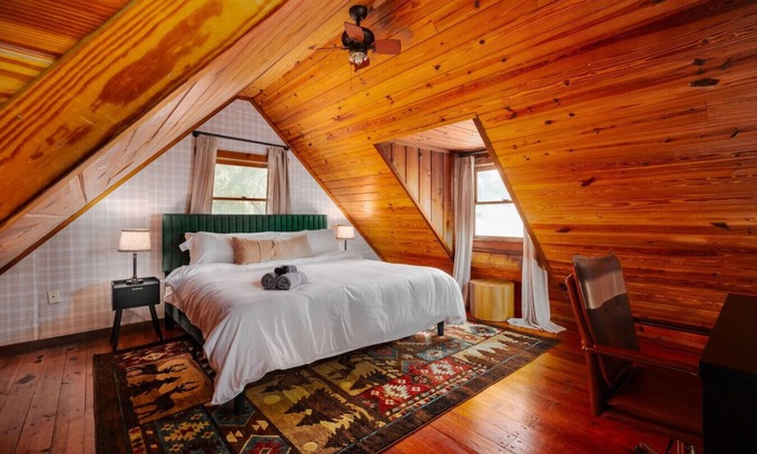 Auburndale House | Lakefront w/Jacuzzi, Games, Loft + Sleeps 12!