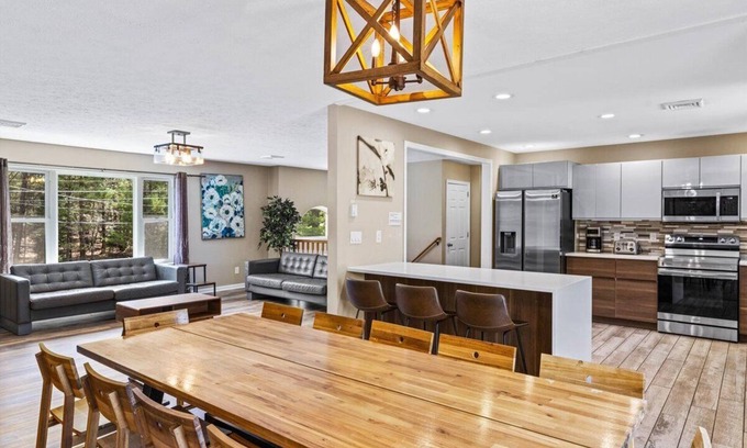 Pocono Summit House | LAKEFRONT with Hot Tub by Kalahari, Camelback & Casino!