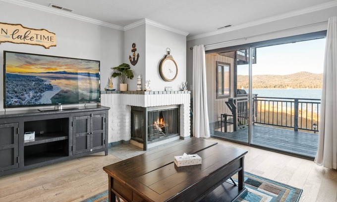 The Village Cabin | Lakehouse Retreat - Walk to Village, Lake Views, AC, Pool