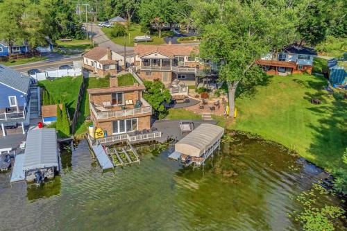 Drayton Plains House | Lakehouse with Jacuzzi next to Pine Knob