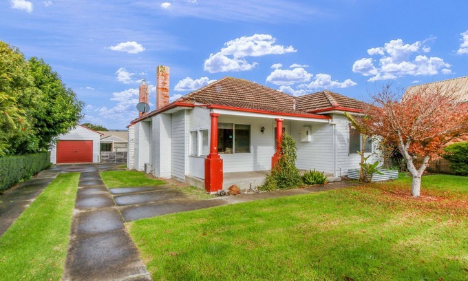 Lakes Entrance House | Lakes Intown - Cosy per-friendly house ideal for families and small groups