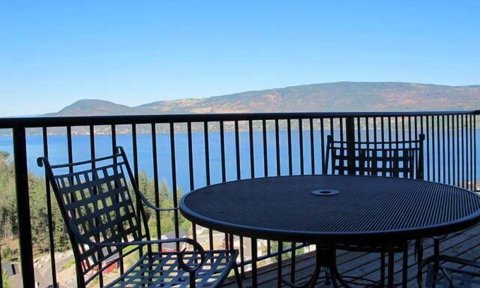 Central Okanagan Cottage | Lakeside cottage along La Casa Cottage Resort