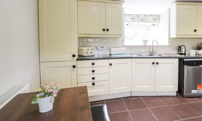 Cwm-y-glo Cottage | Lakeside Cottage