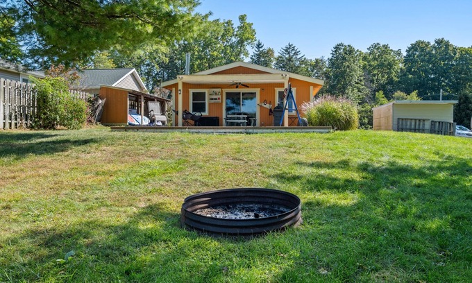 Alto House | Lakeside Cottage Retreat near Grand Rapids