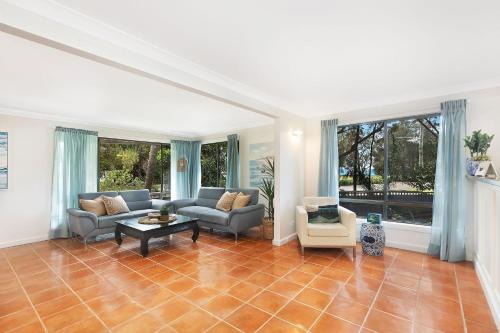 Long Jetty House | Lakeside Escape steps To The Lake and Beach