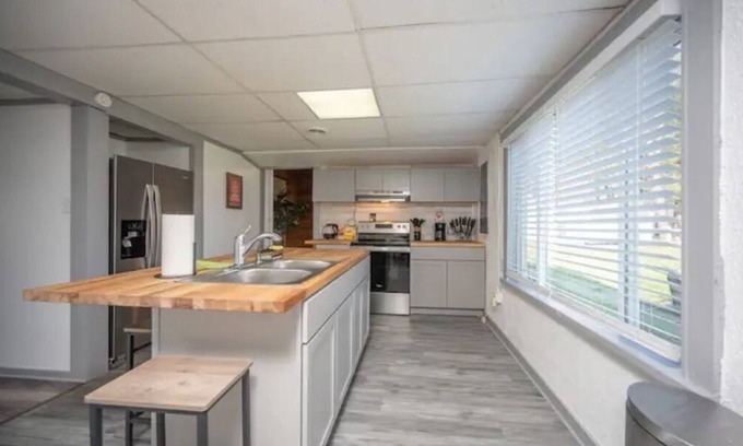 Houghton Lake Apartment | Lakeside Haven: Modern Apt