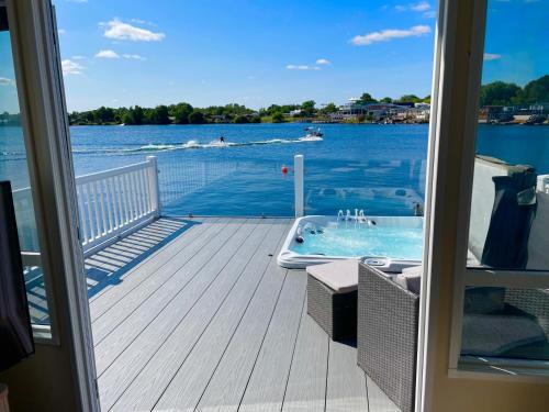 Dogdyke House | Lakeside Holiday Home with Hot Tub