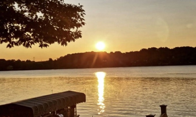 Dale House | Lakeside home available for your family vacations in a quite neighborhood.