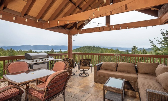 Lakeside House | Lakeside home w/private hot tub & indoor sauna w/stunning views - Lake Forest Retreat