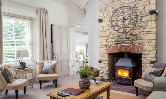 Fossebridge Cottage | Lakeside House - sleeps 10 guests in 4 bedrooms