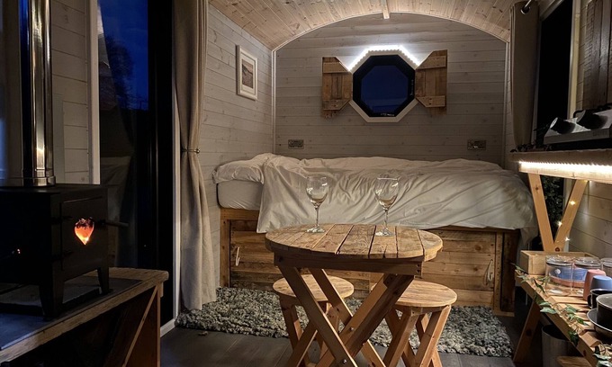 Horns Cross Cabin | Lakeside Hut with log burner and fire pit