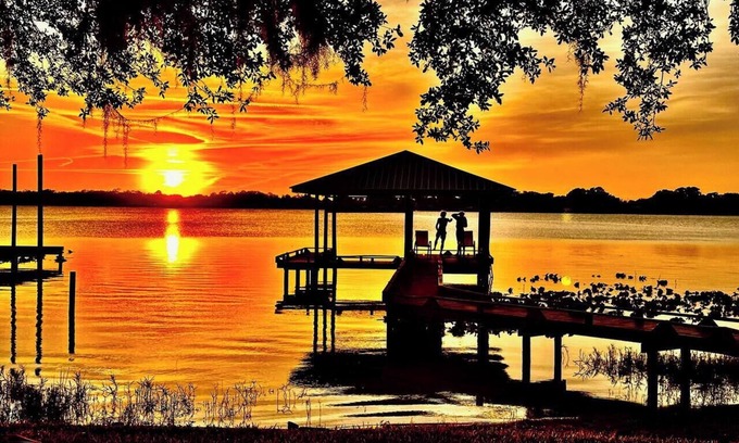 Lake Placid House | Lakeside Lily Pad – Cozy Retreat w/Hot Tub on Lake Francis