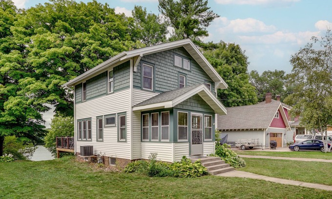 Lindstrom House | Lakeside Lindstrom Retreat w/ Grill & Dock Access