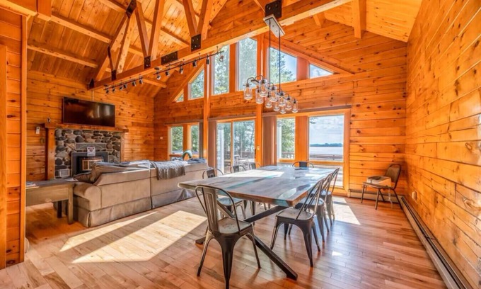 Old Town Cabin | Lakeside Lodge |Family Cabin w/Hot Tub & Steam Shower