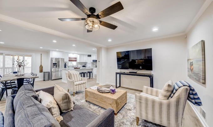 Gainesville House | Lakeside Oasis