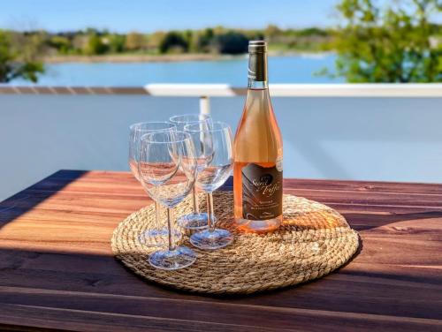 Monteux Apartment | Lakeside Provence - Appartement classé 4 étoiles, Vue sur le lac, Parking sous-sol, double clim