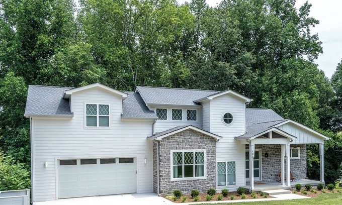 Winchester House | Lakeside Retreat- Private Dock w/ Slide -Tim's Ford Lake- NEW! Pool table +MORE