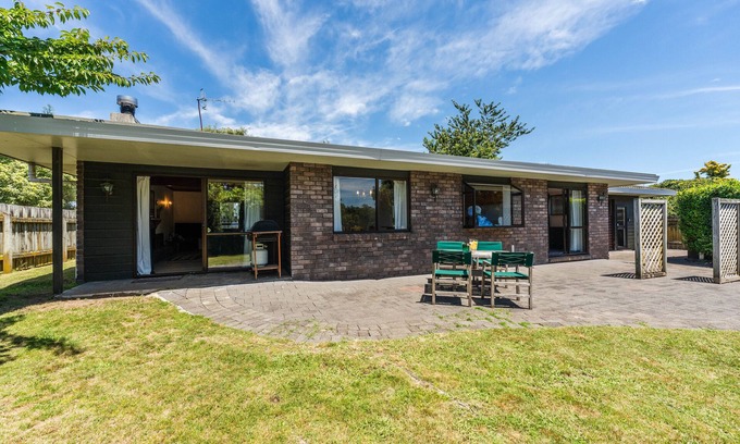 Richmond Heights House | Lakeside Serenity - Taupo Holiday Home