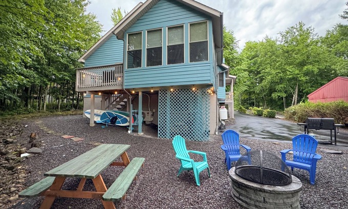 Hamlin House | Lakeside Winter Poconos Retreat - 3 BR, Water Views, & Winter Activities