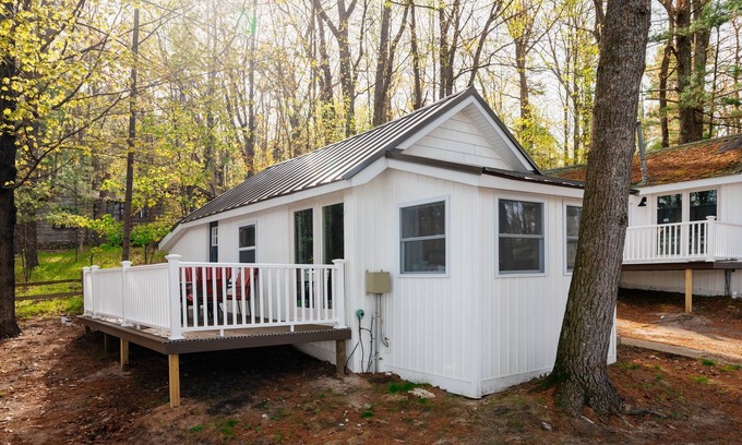 Mayfield Cottage | Lakeview-Arbutus-Hot Tub-10mi to TC-Fall Colors!