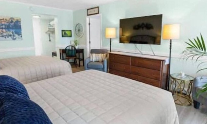 Weirs Beach Condo | Lakeview Comfy 2 Queen Bed Private Patio Pool Hot Tub Firepit AC Concerts Weirs!