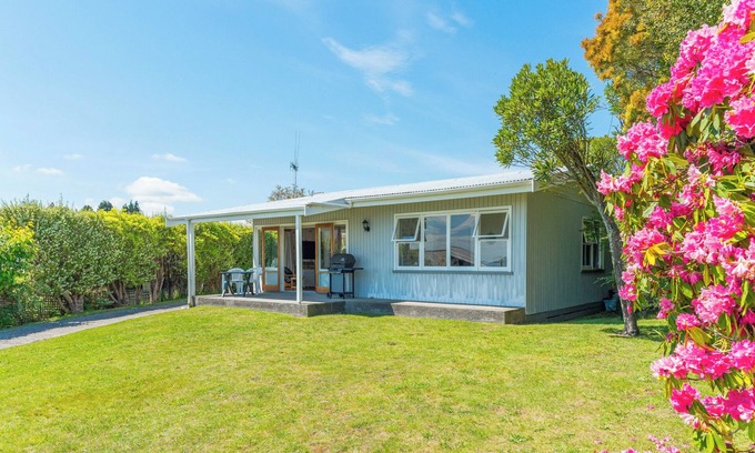 Taupo Cottage | Lakeview Cottage - Rainbow Point Holiday Home