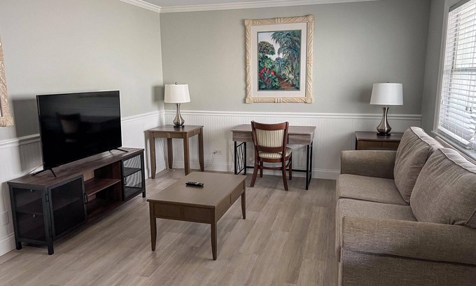 Marco Island Hotel | Lakeview Deluxe One-Bedroom Suite