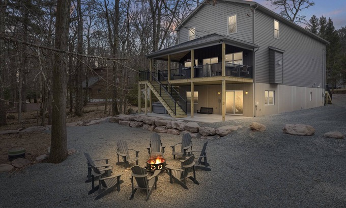 Lake Harmony Estates House | Lakeview Getaway 8BR, 9BA, Sleeps 32 – Summer Retreat w/Hot Tub & Lake Access