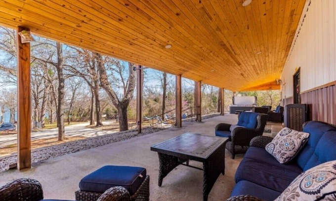 Pottsboro House | Lakeview Group Getaway Sleeps 18n