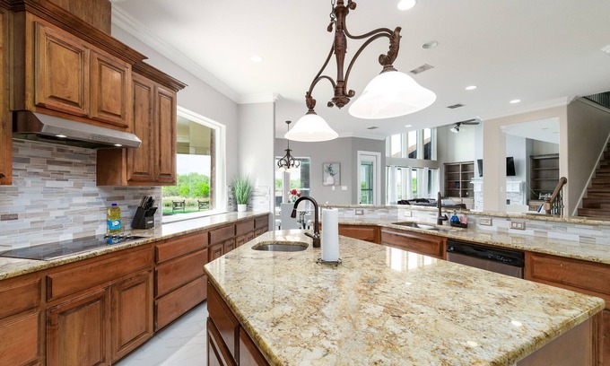 South Side House | Lakeview Haven6BRGated,15mintoBeach!6500SF,WiFi536Mbps,HotTubPool Table!3K-5QBed