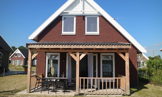 Municipality of Nissewaard House | Lakeview villa with swimming and fishing pier