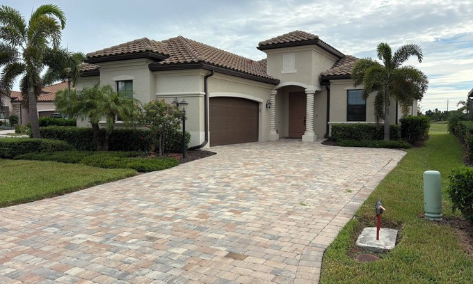 Lakewood Ranch House | Lakewood National Golf Club - Tennis - Pickleball - Resort Pool - Tiki Bar