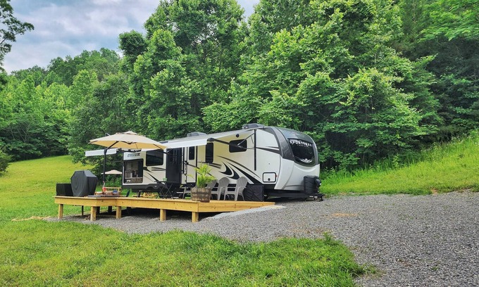 Whiteside House | LakinItEasy - Glamping at it's finest with Lake Views!