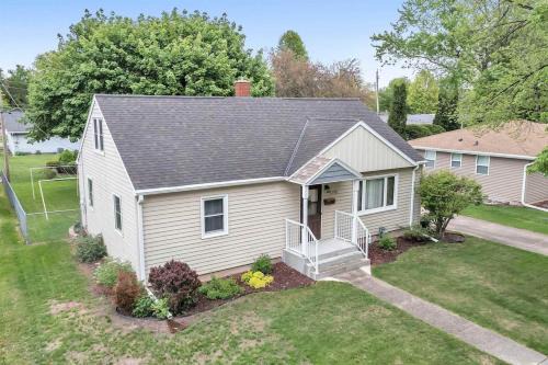 Green Bay House | Lambeau Views! Walk to Titletown District & Resch