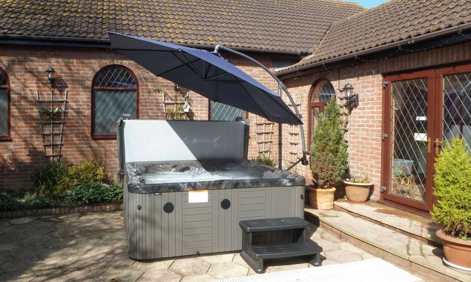 Addlethorpe Cottage | Lambourne House - UKC2831