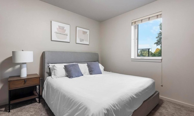 Hayden Island Apartment | Landing | Amazing 1BD, Gym, Courtyard